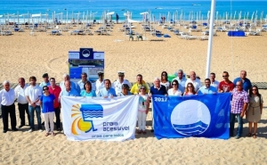 ALBUFEIRA HASTEOU BANDEIRAS AZUIS E DE PRAIAS ACESSÍVEIS