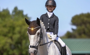 LEONOR COELHO, A JOVEM CAVALEIRA DE LOULÉ, RUMA AO CAMPEONATO DA EUROPA COM A BANDEIRA DE PORTUGAL AO PEITO