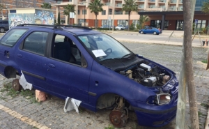 Autarquia retira veículos abandonados da via pública