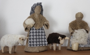 Artesãs retratam pessoas de Martim Longo com bonecas de juta, há 28 anos