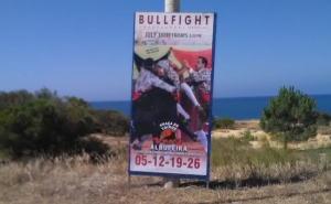PAN-Albufeira denuncia o afixamento ilegal de cartazes para promoção tauromáquica 
