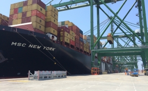 Navio MSC New York com 399 metros faz escala em Sines