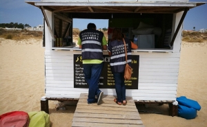 Polícia Marítima e Autoridade Tributária fiscalizam atividades balneares em Lagos