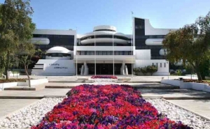 Albufeira pondera regular veículos TVDE no centro durante o verão