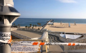 Câmara de Portimão interdita oito quilómetros de praia e costa