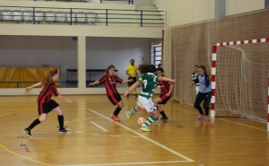 Pavilhão José Guilhermino enche para assistir a um jogo de futsal feminino 