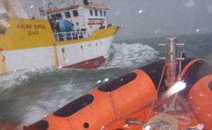 Pescador resgatado  junto à barra de Faro-Olhão