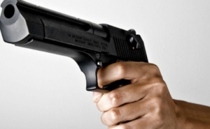Centenas de pessoas concentradas em Lagos para seguir situação de homem barricado