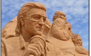 Música ao vivo com esculturas de areia