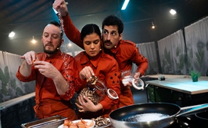 UMA PEÇA DE TEATRO COMESTÍVEL, O ACLAMADO HAMLET, UMA COMÉDIA POÉTICA E O INÍCIO DAS COMEMORAÇÕES DO 20.º ANIVERSÁRIO