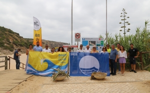 Bandeiras Azul, Qualidade de Ouro e Praia Acessível hasteadas em Vila do Bispo