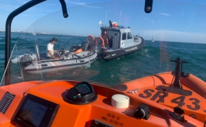 Autoridade Marítima Nacional auxilia tripulante de semirrígida à deriva na Meia Praia em Lagos