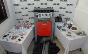 2 detidos e máquina de tabaco recuperada