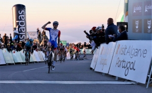Volta ao Algarve: David Gaudu vence na Fóia e é o novo líder