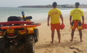 Assistência a banhista na praia da Meia Praia