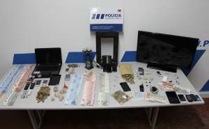 Quatro homens e uma mulher detidos por tráfico de droga