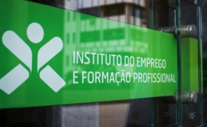 Desemprego registado sobe 2,3% em janeiro face a dezembro e cai 16,1% em termos homólogos