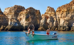 DORMIDAS NO ALGARVE DISPARAM PARA 3 MILHÕES EM AGOSTO