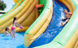 Educação e diversão  nos campos de férias de verão