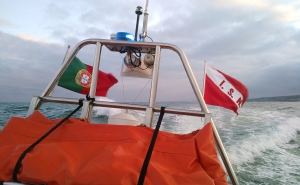 Auxiliada embarcação de recreio encalhada a oeste da barra de Faro-Olhão