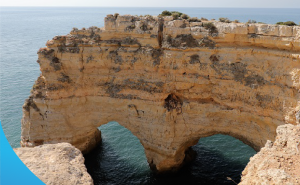 Praia da Marinha em Lagoa é um dos destinos mais românticos no dia dos namorados