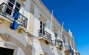 LAÇO AZUL HUMANO EM LOULÉ ASSINALA MÊS DA PREVENÇÃO DOS MAUS-TRATOS NA INFÂNCIA