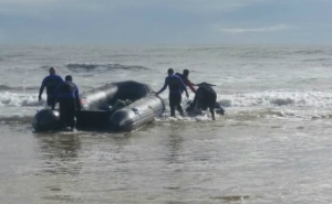 Detetada e removida embarcação à deriva a leste da praia de Cabanas