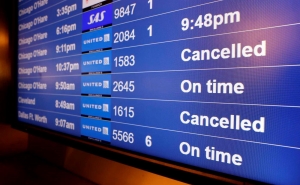 Covid-19: Mais de 5.600 voos cancelados em todo o mundo devido à nova variante