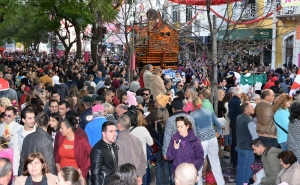 Carnaval de Loulé 2016 | Chuviscos não afastam foliões no dia de Entrudo numa edição que teve Domingo Gordo com casa cheia