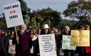 Utentes de Portimão em protesto pela defesa do Serviço Nacional de Saúde