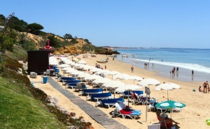 ALBUFEIRA HASTEIA BANDEIRAS AZUL E DE PRAIA ACESSÍVEL NAS ZONAS BALNEARES DO CONCELHO