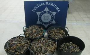 Polícia Marítima combate apanha ilegal de longueirão