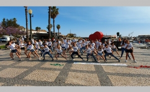 FlashMob | Alunos do Agrupamento de Escolas de Montenegro animam a baixa de Faro no Dia da Criança