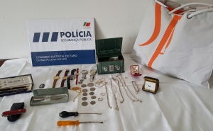 Apanhado a furtar residência enquanto idosos dormiam 