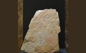 NOVA ESTELA DA MISTERIOSA ESCRITA DO SUDOESTE, ENCONTRADA EM LOULÉ, PUBLICADA NA NATIONAL GEOGRAPHIC