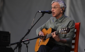 Covid-19: Cantor Caetano Veloso infetado diz-se bem graças à vacina
