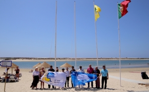 Praias de Olhão já têm as suas bandeiras azuis hasteadas