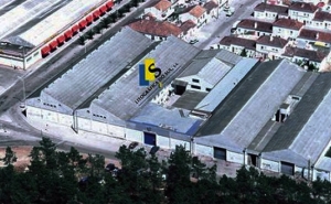 Trabalhadores de empresa de VRSA em risco juntam 20 automóveis em buzinão