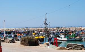 Embarcação de pesca encalhada em Quarteira, sem feridos