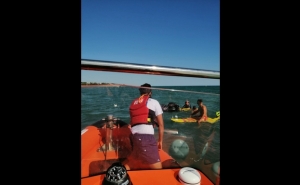 Estação Salva-vidas de Quarteira assiste praticante de kitesurf em frente à praia do Almargem