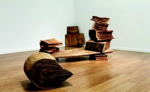 EXPOSIÇÃO DE ESCULTURA «SETE LIVROS SOBRE A NATUREZA DE UMA ÁRVORE» DE VOLKER SCHNNETTGEN PARA VISITAR EM LOULÉ