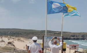 Capitania do Porto de Lagos participa nas cerimónias de hastear das Bandeiras Azuis nas praias dos concelhos de Vila do Bispo, Aljezur e Lagos