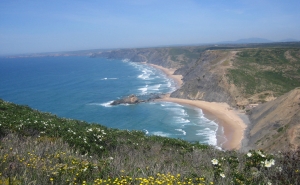 Há um «bairro de lata» com vista para o mar a nascer na Costa Alentejana