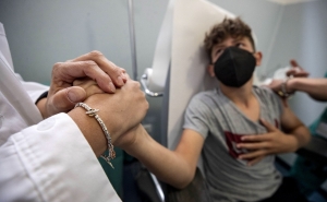 Covid-19: Pediatras divididos sobre vantagens de vacinar crianças