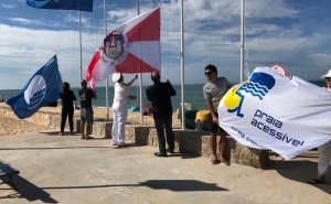 BANDEIRAS AZUIS HASTEADAS EM FARO