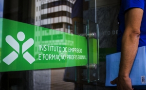 Número de desempregados inscritos nos centros de emprego recua 7,1% em junho - IEFP