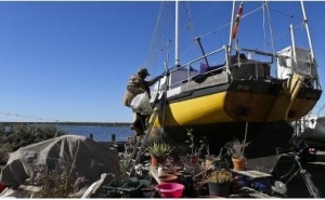 Estrangeiros vivem em barcos em doca seca de Faro à espera do bom tempo