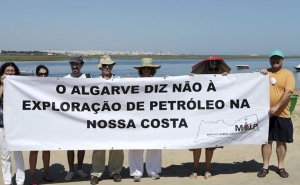 Uma dezena protesta no Algarve contra exploração de petróleo na costa