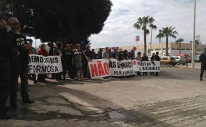 Ministra recebida por manifestantes contra a demolição de habitações na Ria Formosa