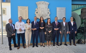 Quarteira celebrou 52 anos do 25 de Abril com pombos, cravos e memórias vivas da Revolução 
